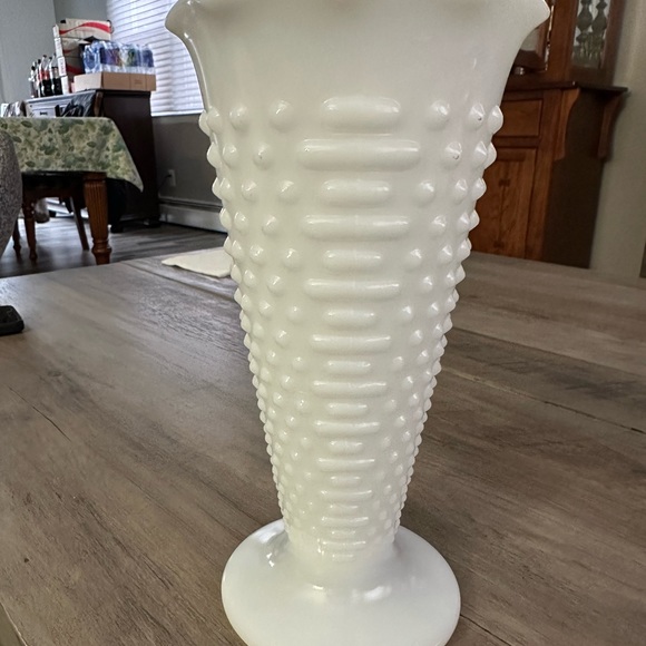 Vintage White Milk Glass Hobnail Vase Perfect For a Large Bouquet EUC - Picture 1 of 4